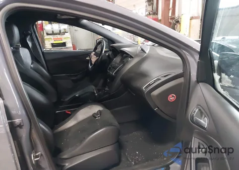 2016 Ford Focus Rs из США, поврежденный, VIN WF0DP3TH1G4115741